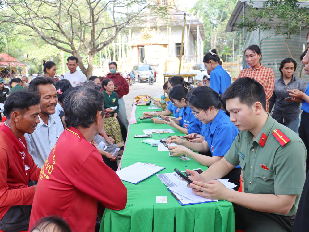 Đội hình thanh niên tình nguyện xã Ninh Điền hướng dẫn người dân thực hiện các thủ tục hành chính trực tuyến