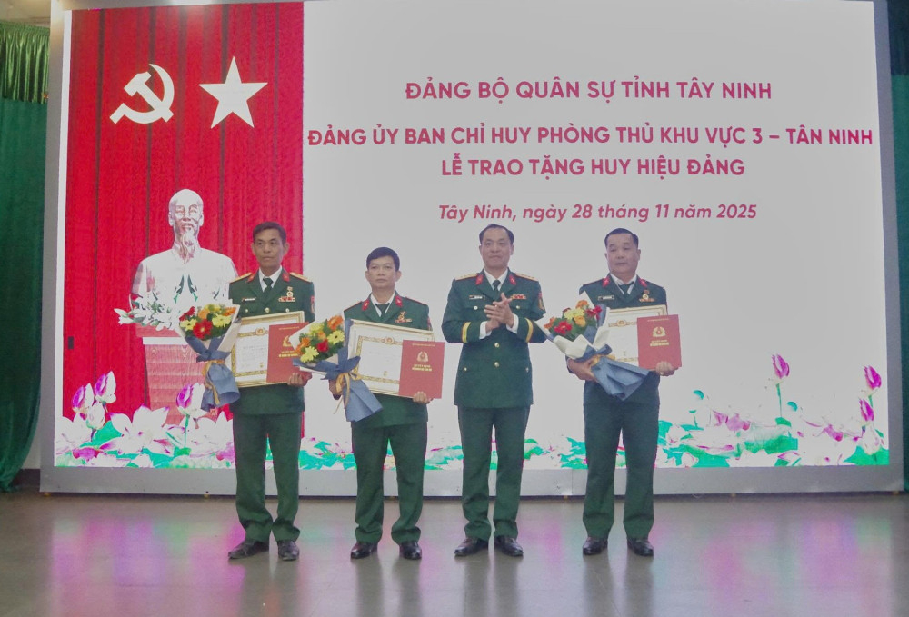 Đảng ủy Ban Chỉ huy phòng thủ khu vực 3 – Tân Ninh trao Huy hiệu 30 năm tuổi Đảng cho các đảng viên