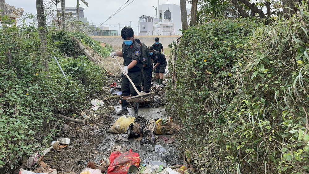 Cán bộ, chiến sĩ hỗ trợ dọn dẹp một số tuyến đường 