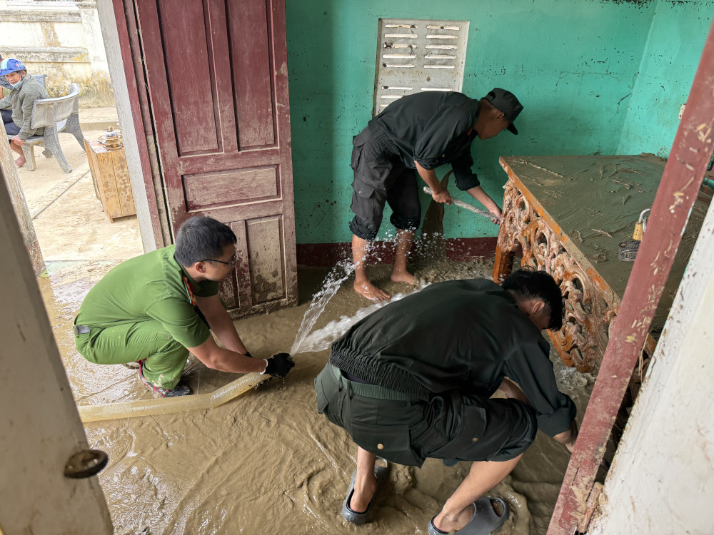 Cán bộ, chiến sĩ hỗ trợ dọn dẹp bùn lầy tại một cơ sở tôn giáo trên địa bàn