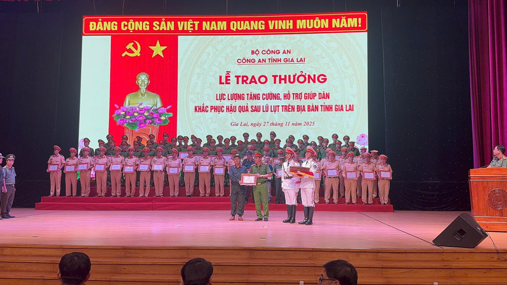 Đảng ủy, Ban Giám đốc Công an tỉnh Gia Lai trao tặng 20 giấy khen cho cá nhân và 1 giấy khen tập thể cho đoàn công tác của Công an tỉnh Tây Ninh