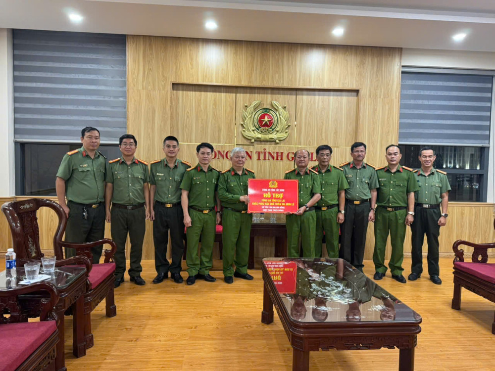 Đại tá Trần Văn Luận - Phó Giám đốc Công an tỉnh Tây Ninh, trao bảng tượng trưng 100 triệu đồng hỗ trợ công tác khắc phục hậu quả mưa, lũ tại tỉnh Gia Lai