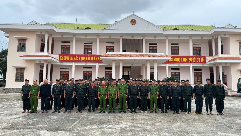 Đoàn công tác Cảnh sát cơ động Công an tỉnh Tây Ninh tập kết kiểm tra quân số trước khi rời địa bàn tỉnh Gia Lai