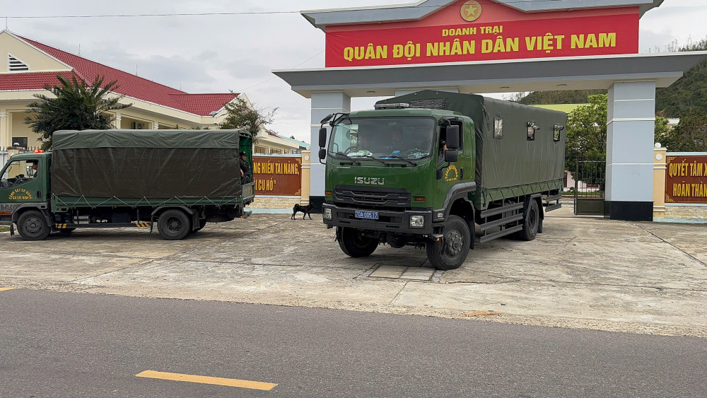Đoàn công tác Cảnh sát cơ động Công an tỉnh Tây Ninh di chuyển rời địa bàn sau khi hoàn thành nhiệm vụ