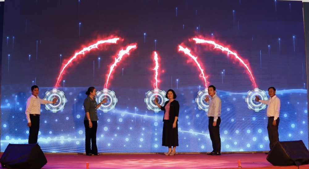 Các đại biểu thực hiện nghi thức khai mạc phiên chợ không dùng tiền mặt Tây Ninh năm 2025