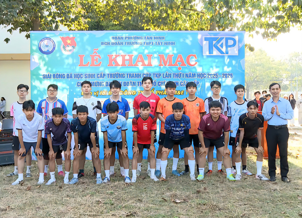 Các đội thi ra mắt tại lễ khai mạc giải đấu