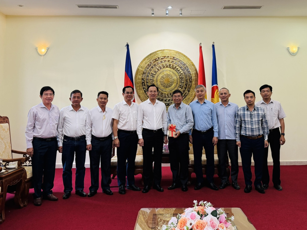 Đoàn công tác thăm và làm việc tại Đại sứ quán Việt Nam tại Campuchia