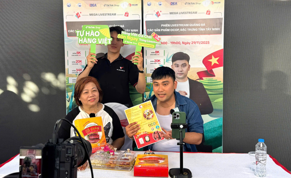 Nhà sáng tạo nội dung giới thiệu và bán sản phẩm OCOP trực tiếp qua nền tảng TikTok Shop trong phiên livestream tại Tây Ninh