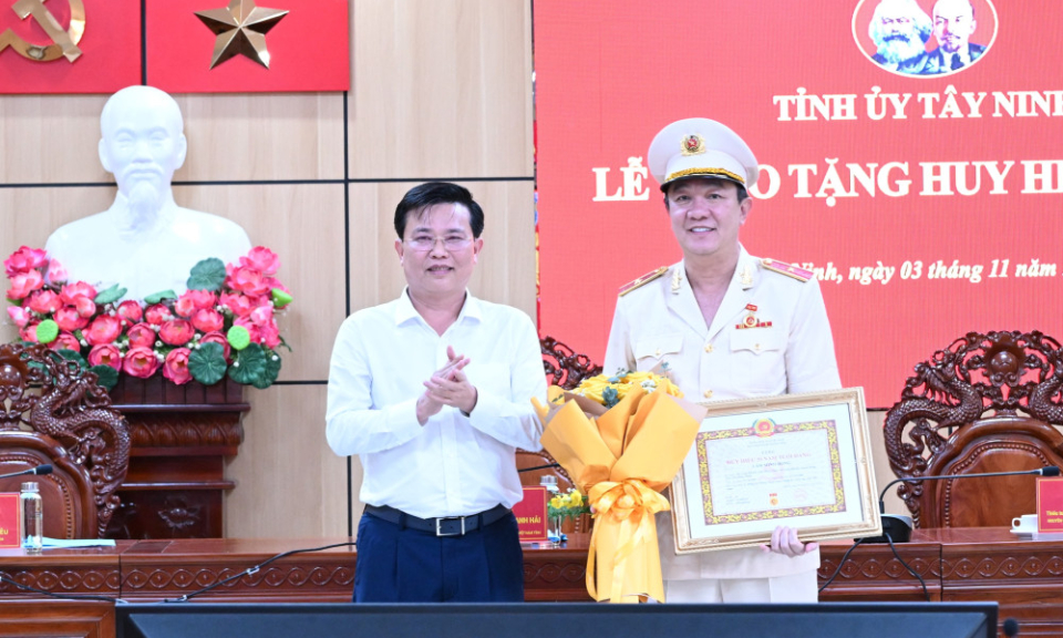 Trao Huy hiệu 30 năm tuổi Đảng cho Thiếu tướng Lâm Minh Hồng