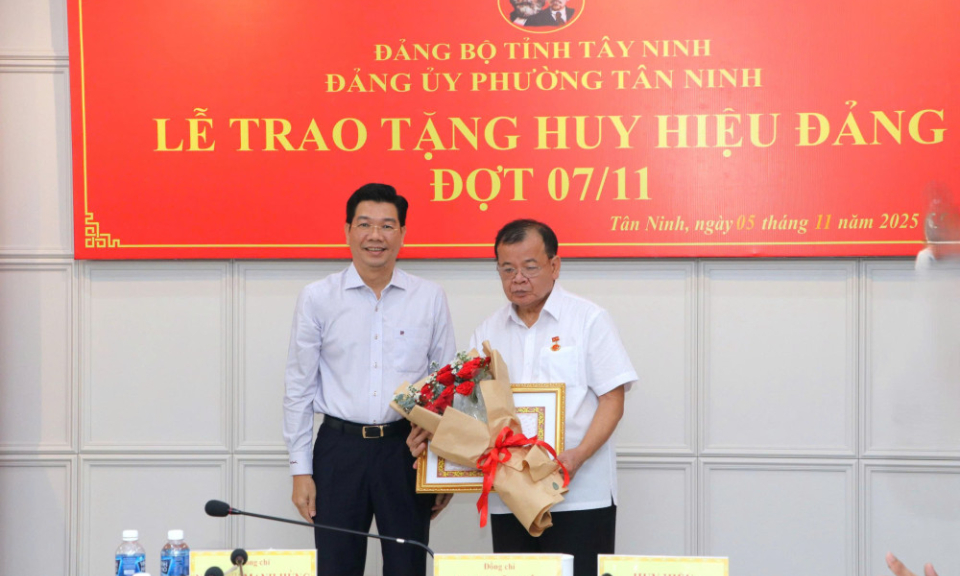 Trao tặng Huy hiệu 40 năm tuổi Đảng cho nguyên Chủ tịch UBND tỉnh Tây Ninh Phạm Văn Tân