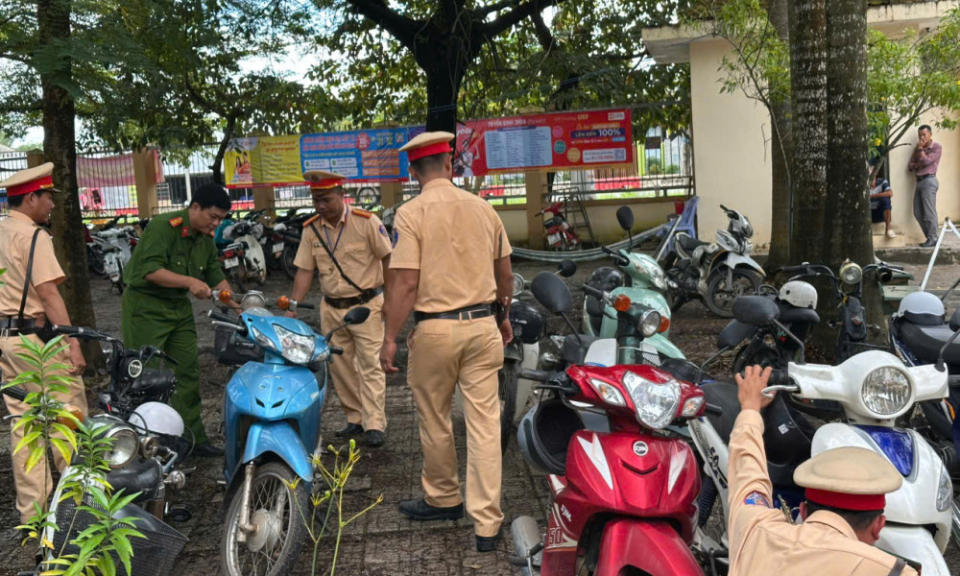 Tiếp tục ra quân tuần tra, kiểm soát, xử lý vi phạm giao thông đối với học sinh