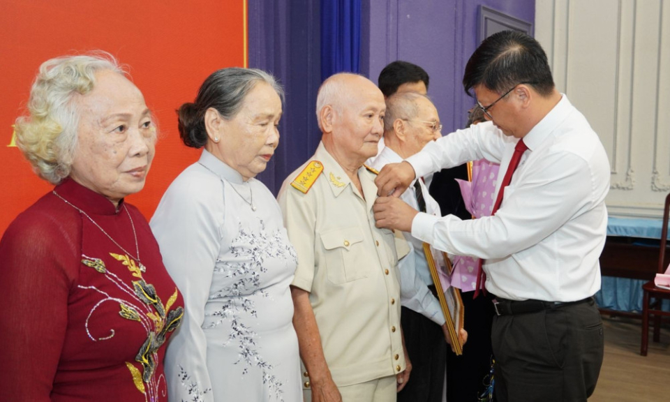 Phường Tân Ninh: Trao Huy hiệu Đảng cho 48 đảng viên