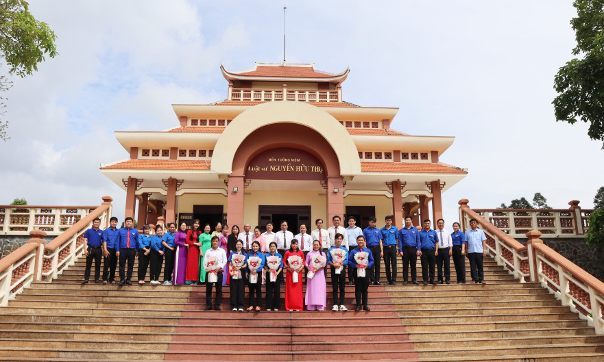 Đảng ủy xã Bến Lức kết nạp đảng viên mới tại địa chỉ đỏ