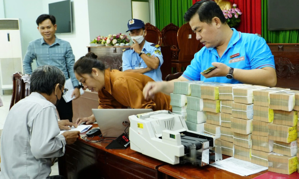 Chi trả tiền bồi thường, giải phóng mặt bằng dự án Đường tỉnh 827E đoạn qua xã Tân Trụ và Vàm Cỏ