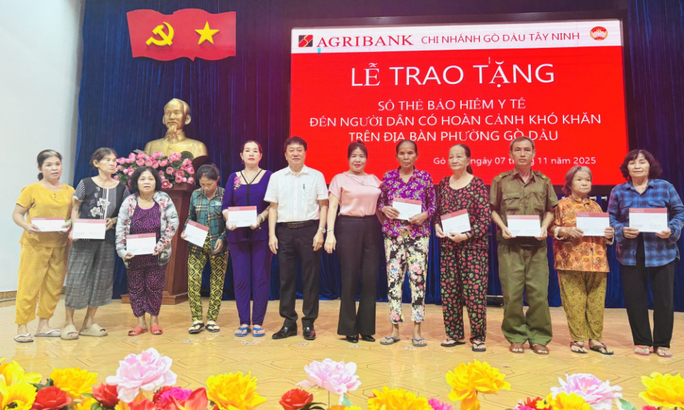 Phường Gò Dầu: Tặng sổ thẻ bảo hiểm y tế cho người dân có hoàn cảnh khó khăn