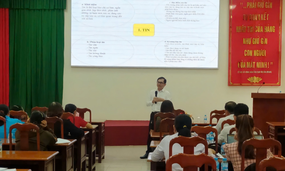 Xã Tầm Vu: Tập huấn kỹ năng viết tin, bài cho cộng tác viên