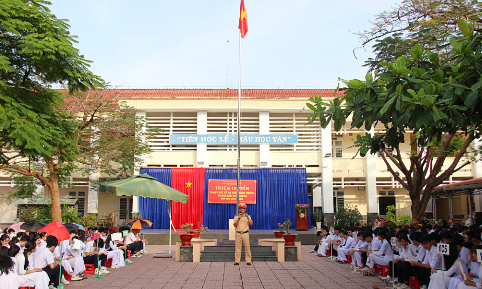 Tuyên truyền an toàn giao thông và phòng, chống bạo lực học đường cho học sinh