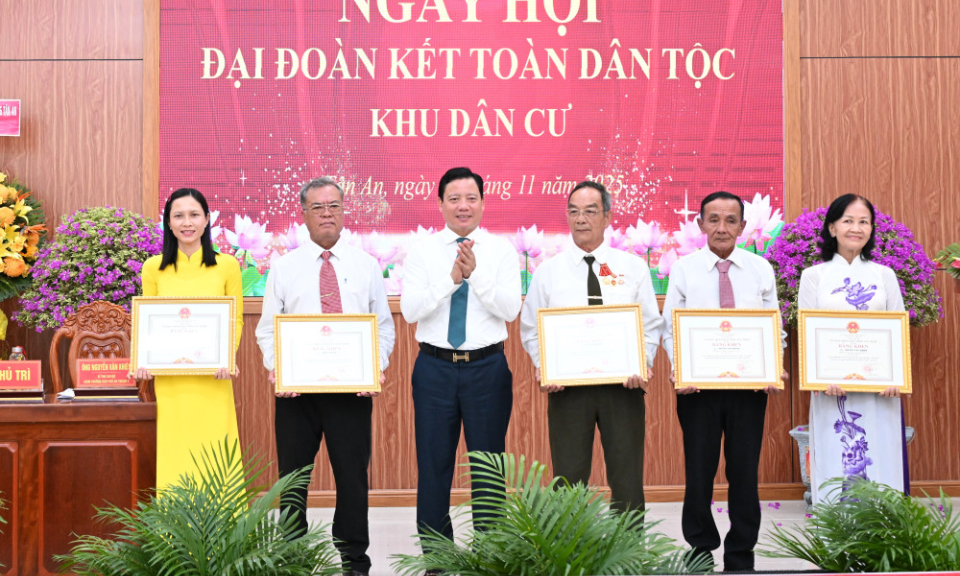 Phó Chủ tịch UBND tỉnh Phạm Tấn Hòa dự Ngày hội Đại đoàn kết toàn dân tộc tại phường Tân An