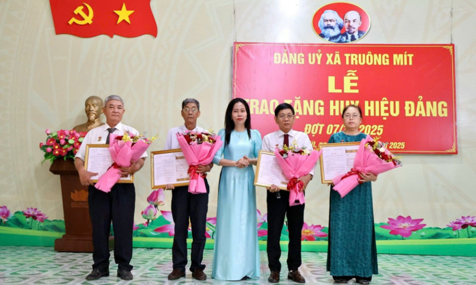 Đảng ủy xã Truông Mít trao Huy hiệu Đảng cho 6 đảng viên
