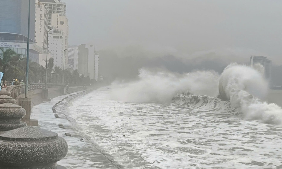 Thời tiết hôm nay 12/11: Bão Phượng Hoàng ra khỏi Biển Đông, đất liền nắng ráo