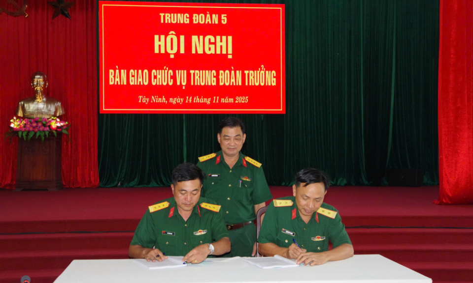 Bàn giao chức vụ Trung đoàn trưởng Trung đoàn 5