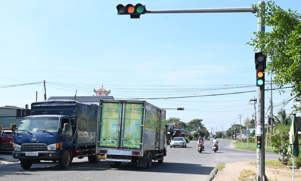 Bất thường đèn tín hiệu giao thông ở ngã ba Sơn Đình