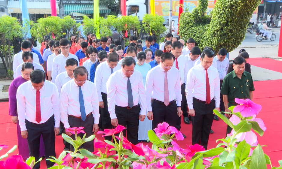L&atilde;nh đạo tỉnh T&acirc;y Ninh d&acirc;ng hương kỷ niệm 60 năm chiến thắng trận đ&aacute;nh đồn Đức Lập