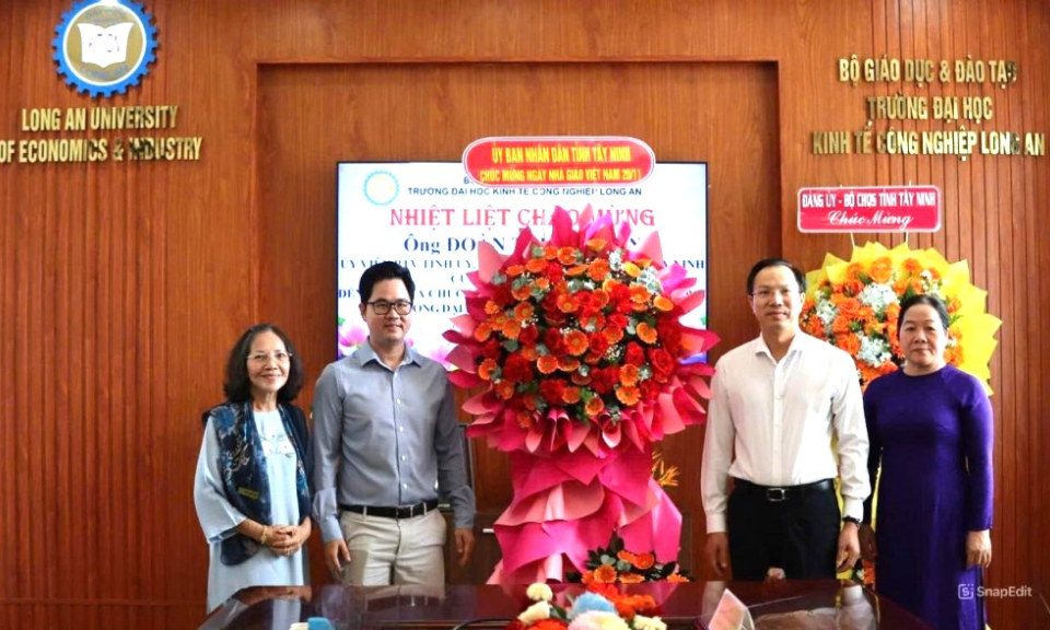 Phó Chủ tịch UBND tỉnh Tây Ninh Đoàn Trung Kiên chúc mừng Ngày Nhà giáo Việt Nam