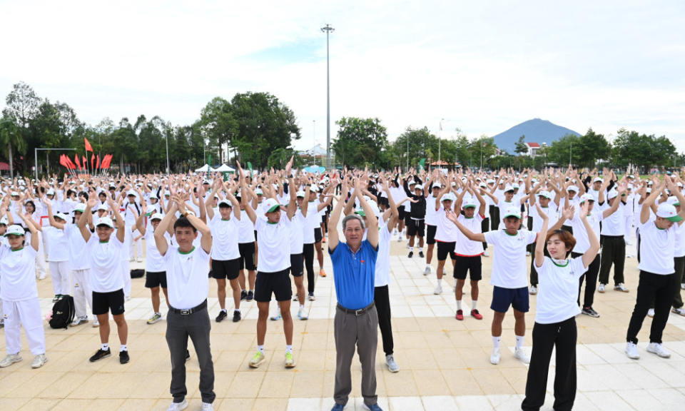 Hơn 1.200 người tham gia chương trình Toàn dân tập luyện thể dục thể thao
