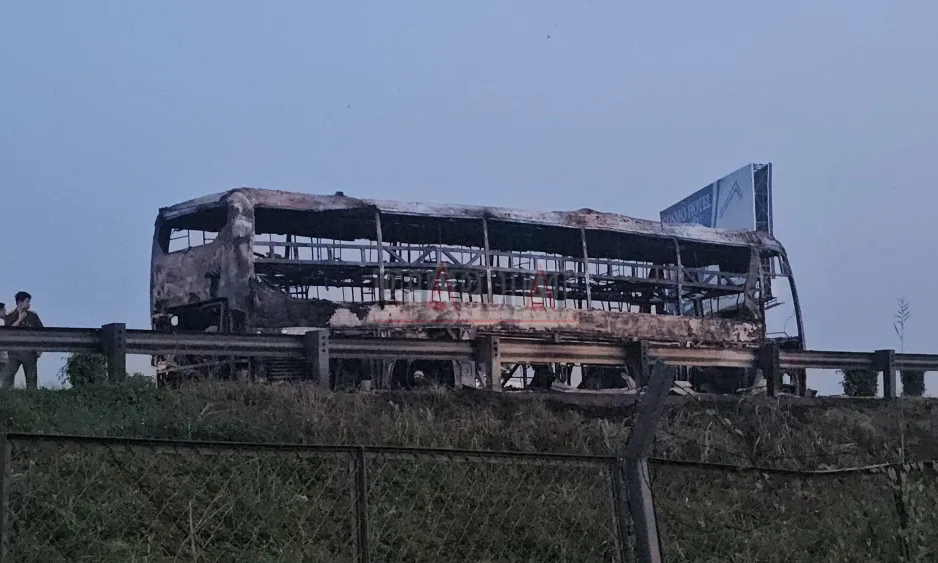 Cháy xe khách trên cao tốc TP.Hồ Chí Minh – Trung Lương, 10 hành khách kịp thoát nạn