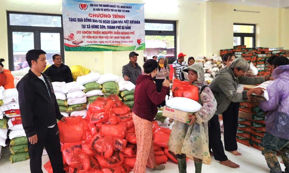 Trao tặng 520 suất quà và máy phát điện cho người dân Quảng Nam