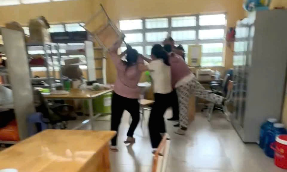 Kỷ luật cảnh cáo thầy giáo nhắn tin 'thân mật' với nữ sinh lớp 10