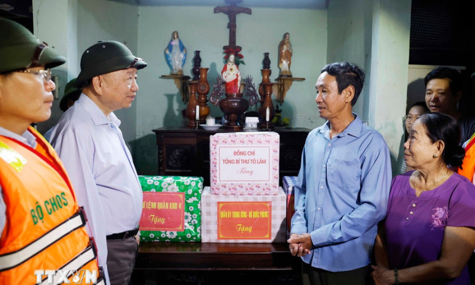 Tổng Bí thư chia sẻ về những thiệt hại do mưa lũ gây ra với người dân Huế