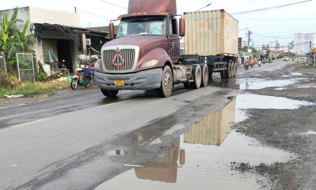 Quốc lộ 62 xuống cấp trầm trọng gây khổ, khó, nguy hiểm