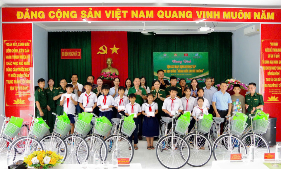 Tặng xe đạp, dụng cụ học tập và học bổng 'Nâng bước em tới trường' tại xã Phước Chỉ