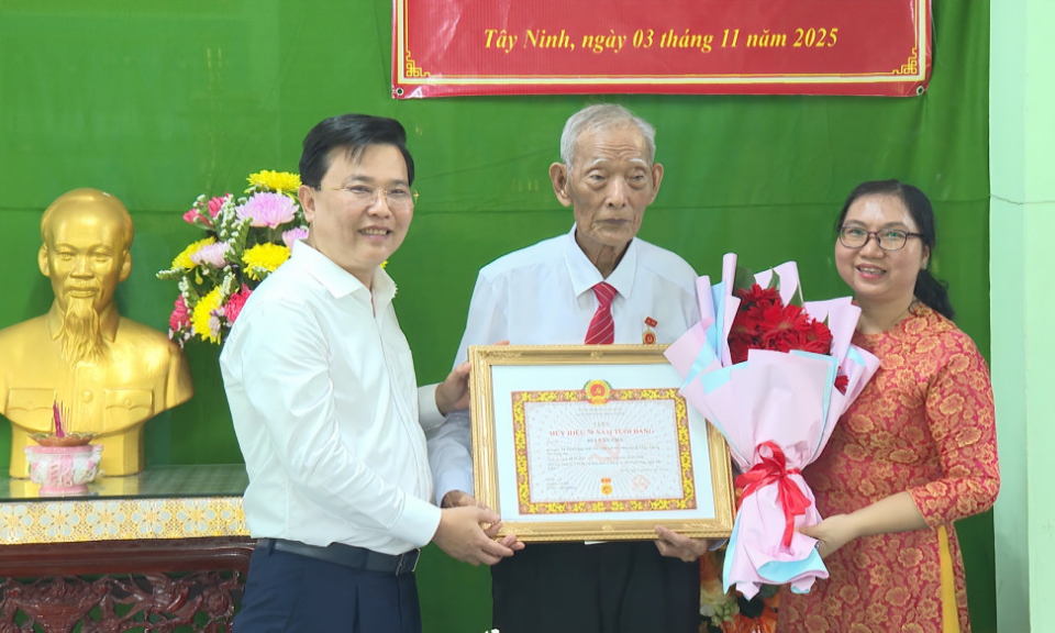 Trao huy hiệu 70 năm tuổi Đảng cho đảng viên Bùi Văn Chà