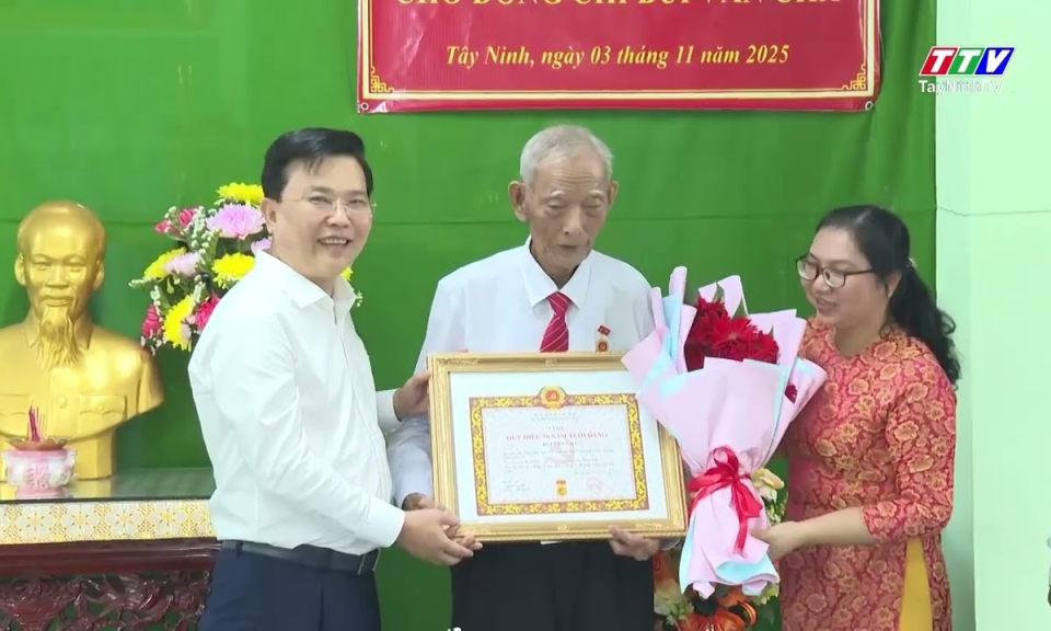 Lãnh đạo tỉnh trao Huy hiệu 70 năm tuổi Đảng tại xã Vĩnh Công