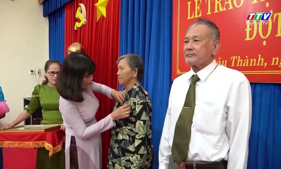 Lãnh đạo tỉnh trao tặng Huy hiệu Đảng cho đảng viên