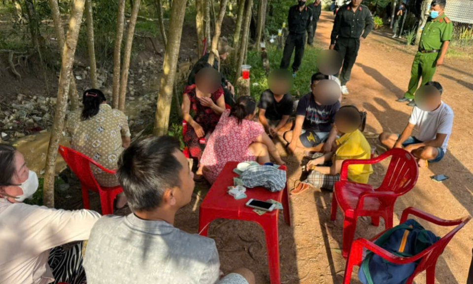 Công an xã Cầu Khởi bắt nhóm lắc tài xỉu ăn thua bằng tiền