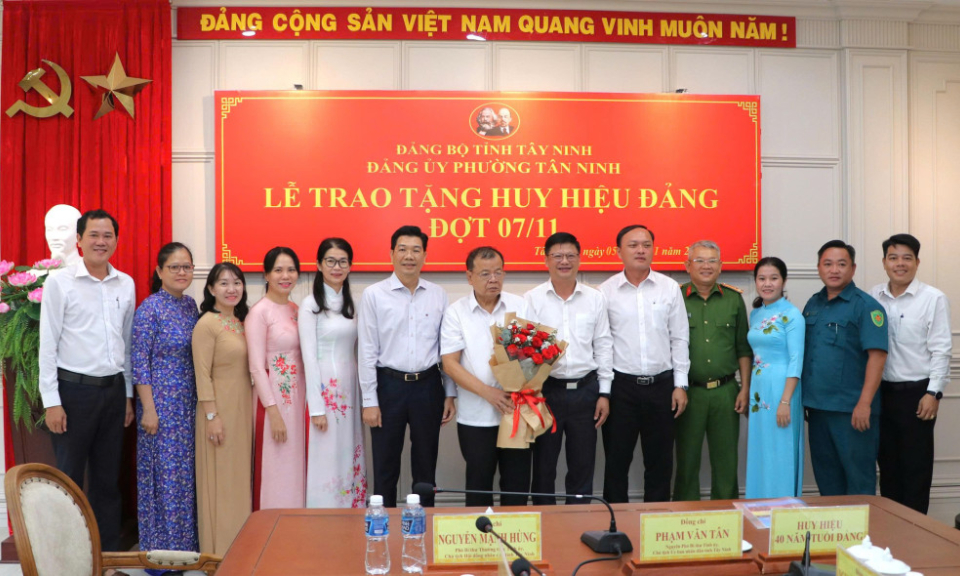 Trao tặng Huy hiệu 40 năm tuổi Đảng cho nguyên Chủ tịch UBND tỉnh Tây Ninh Phạm Văn Tân