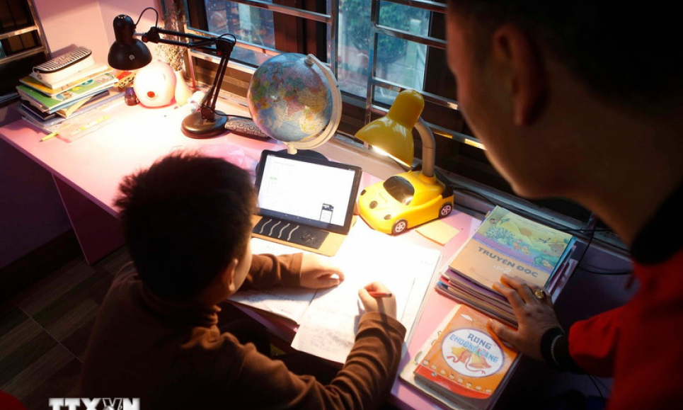 Hành vi cưỡng ép con học tập quá sức có thể bị phạt tới 10 triệu đồng