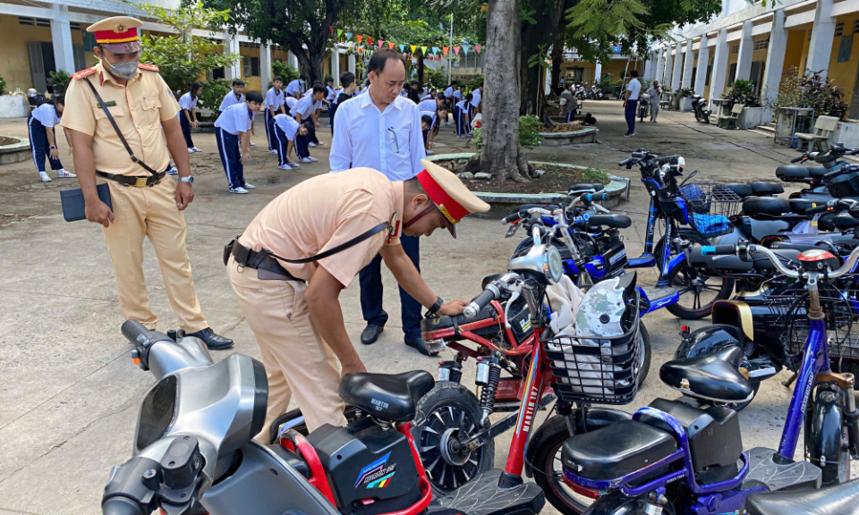 Ra quân tuần tra, kiểm soát, xử lý vi phạm giao thông trong lứa tuổi học sinh