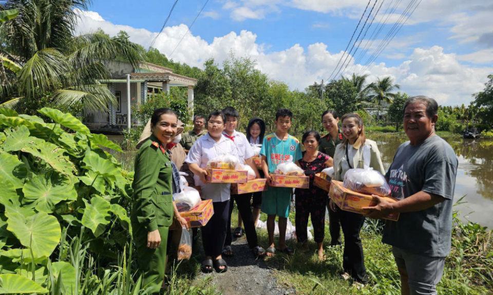 Công an xã Bến Cầu tặng quà cho các hộ dân bị ảnh hưởng do ngập lụt