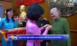 Trao Huy hiệu Đảng cho đảng viên tại xã Cần Giuộc