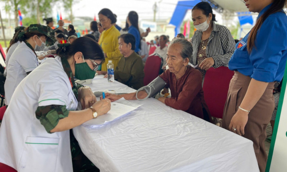 Quân y Việt Nam - Campuchia: Khám bệnh miễn phí cho người dân trên địa bàn xã Long Thuận