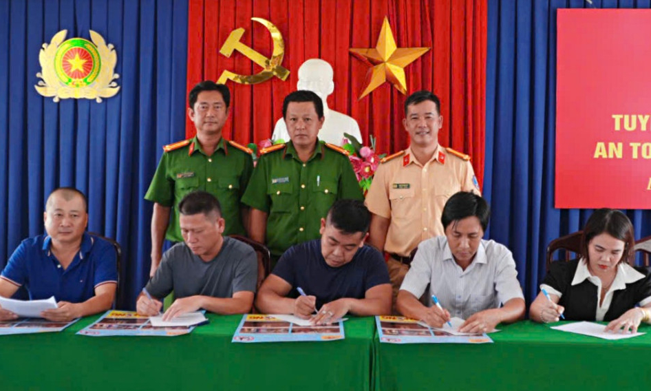 Tuyên truyền an toàn giao thông cho lực lượng an ninh cơ sở và chủ quán nhậu