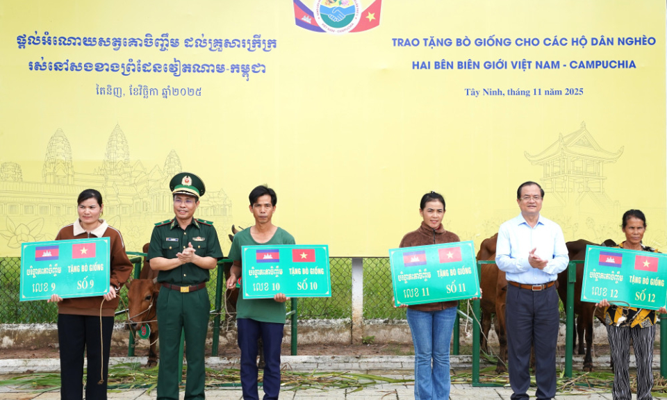 Trao tặng bò giống cho các hộ dân hai bên biên giới Việt Nam – Campuchia