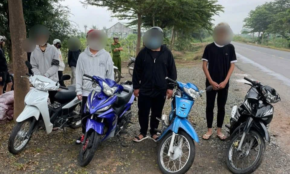 Xử lý hành vi nhóm thanh thiếu niên “săn mây” chạy xe máy nẹt pô, tốc độ cao