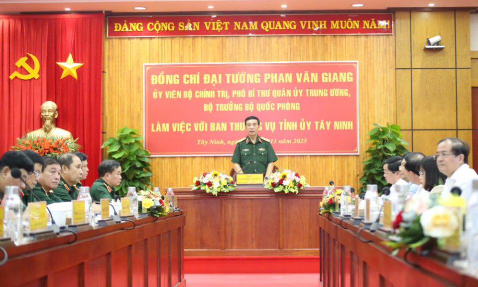 Bộ trưởng Bộ Quốc phòng Phan Văn Giang làm việc với Ban Thường vụ Tỉnh ủy Tây Ninh