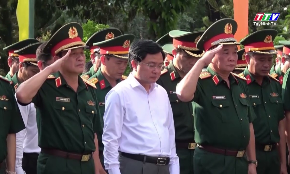 Đại tướng Phan Văn Giang dâng hương, tưởng niệm các Anh hùng liệt sĩ tại Nghĩa trang Liệt sĩ Đồi 82